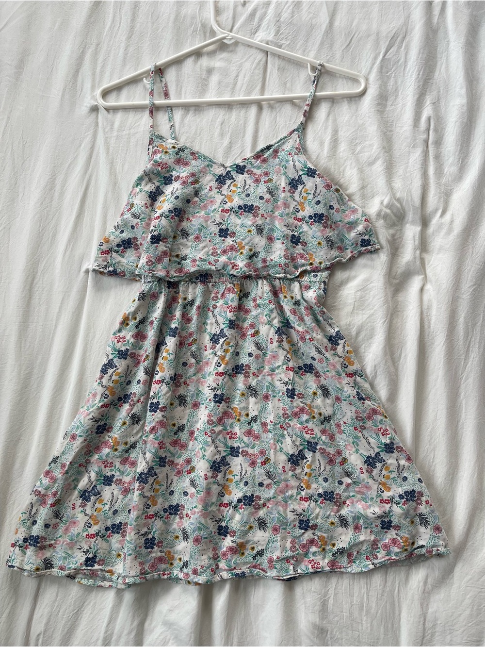 H&M floral dress w ruffle sleeves and tie back